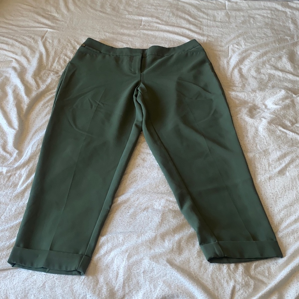 Green crop leg slacks